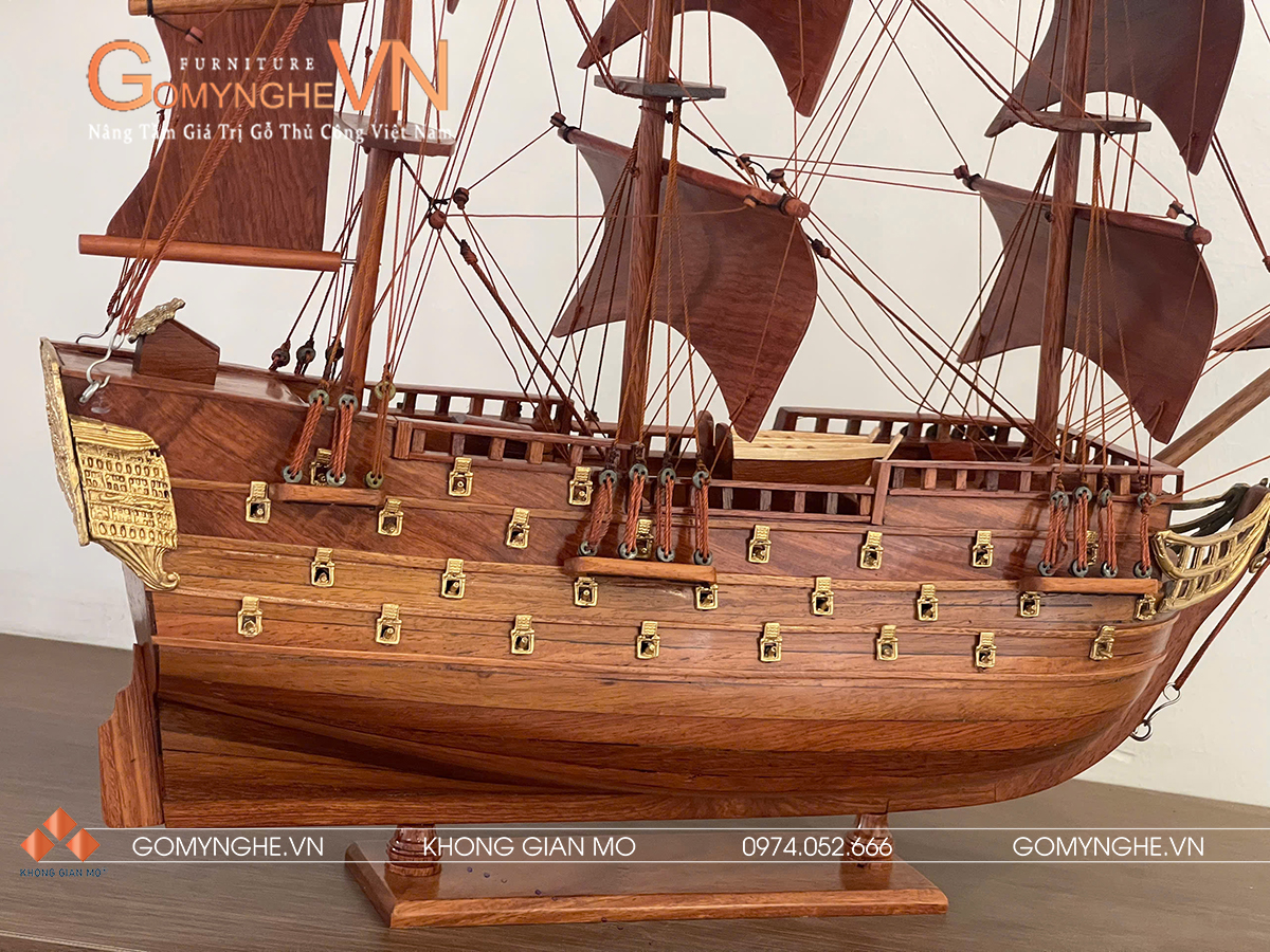 mô hình thuyền gỗ hương để bàn 42x45x10cm – món quà phong thủy mang ý nghĩa “thuận buồm xuôi gió”, thích hợp tặng đối tác – sếp – khách hàng. Chế tác thủ công tinh xảo, gỗ hương cao cấp, bền đẹp và sang trọng