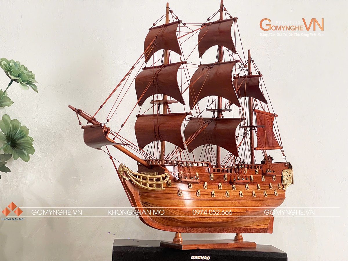 Khám phá mô hình thuyền gỗ hương để bàn 42x45x10cm – món quà phong thủy mang ý nghĩa “thuận buồm xuôi gió”, thích hợp tặng đối tác – sếp – khách hàng. Chế tác thủ công tinh xảo, gỗ hương cao cấp, bền đẹp và sang trọng.