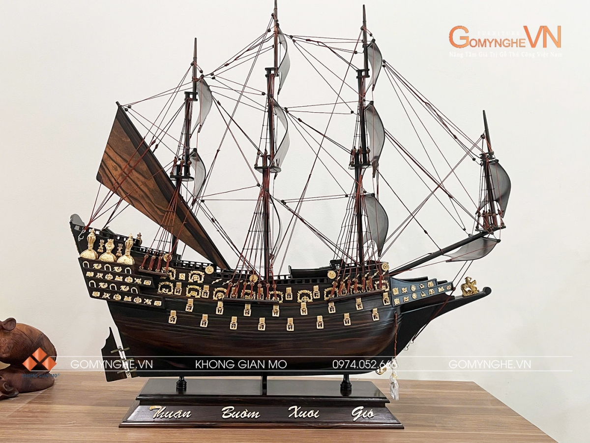 Thuyền buồm gỗ mun 80x85 Mô hình thuyền buồm gỗ mun 80x85x25cm chế tác thủ công tỉ mỉ, mang vẻ đẹp cổ điển và ý nghĩa thuận buồm xuôi gió. Phù hợp phòng khách, phòng làm việc, văn phòng và làm quà tặng.