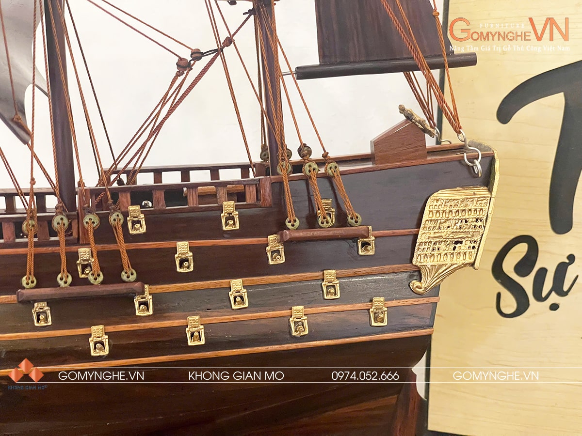 Phần mạn thuyền gỗ trắc sắn biểu tượng sức mạnh