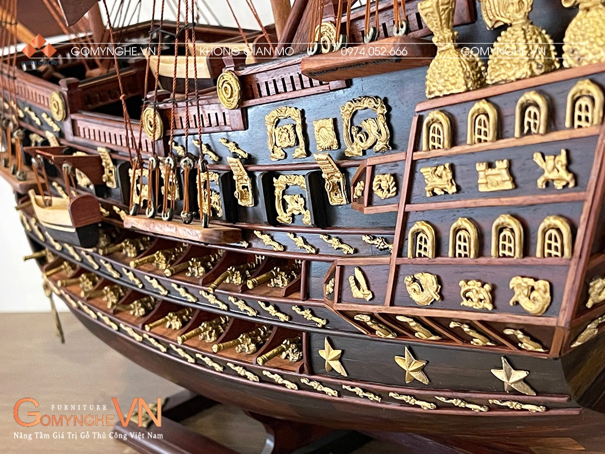 Thuyền gỗ trắc buồm hương Chi tiết thân thuyền