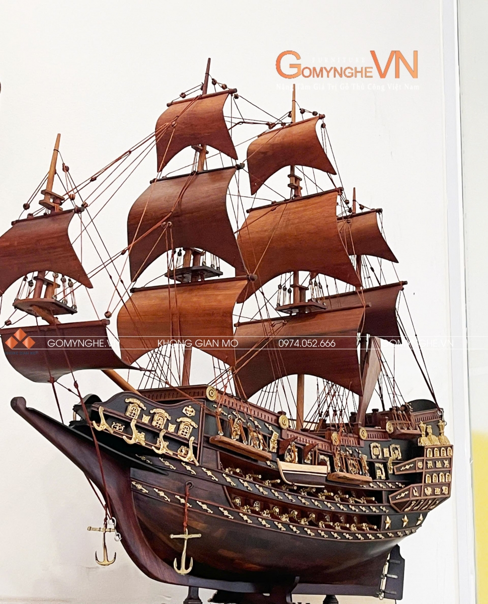 Mô hình thuyền chiến Sovereign of the Seas bằng gỗ Mô hình thuyền chiến Sovereign of the Seas bằng gỗ Gỗ Mỹ Nghệ, tái hiện chiến hạm Hoàng gia Anh với thiết kế cánh buồm nhiều tầng và thân tàu trang trí tinh xảo.