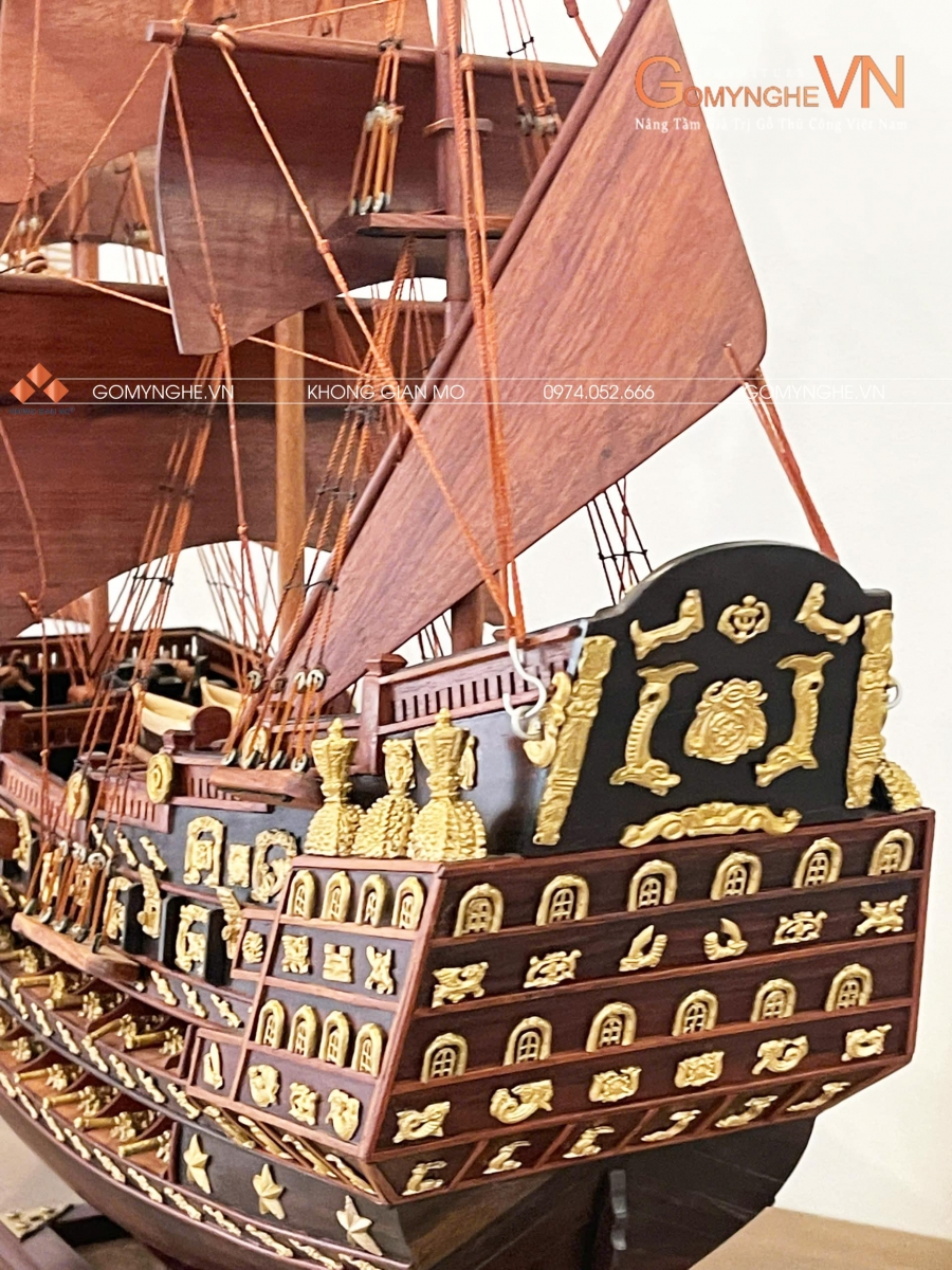 Thuyền gỗ trắc buồm hương chi tiết duôi thuyền và các linh vật biển