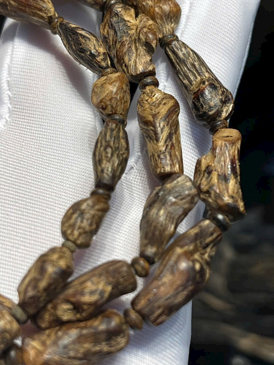 vòng trầm hương nguyên khối