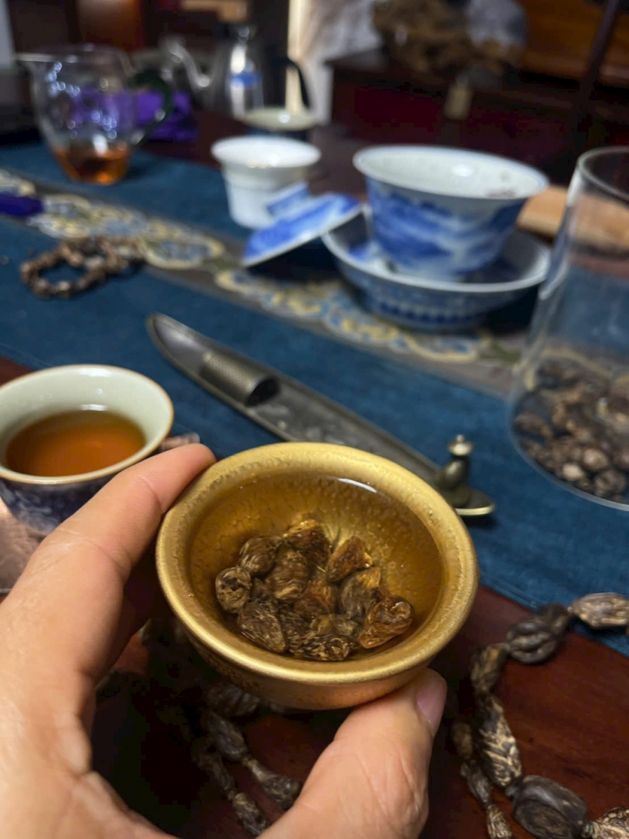 Vòng trầm hương nguyên khối