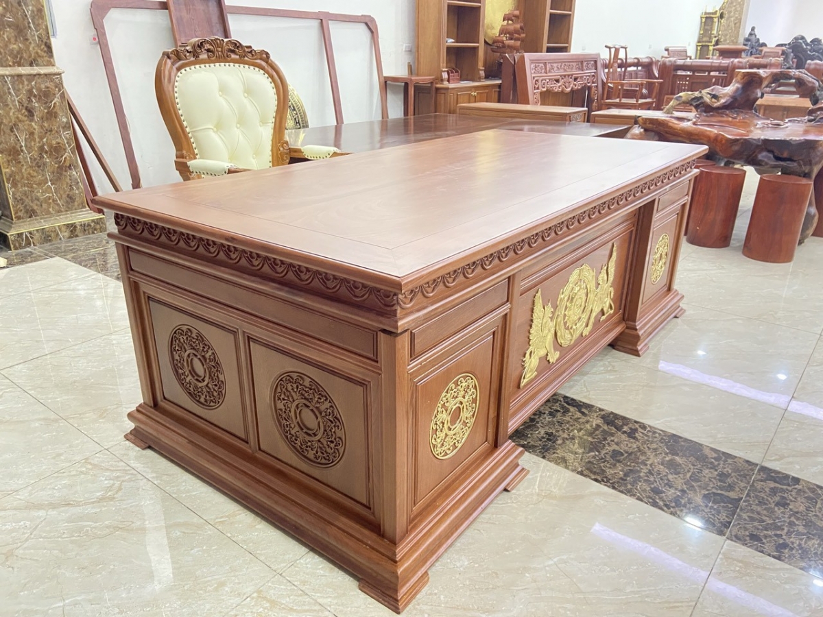Ghế giám đốc nữ bọc mầu kem thanh lịch, chất liệu gỗ gõ đỏ
