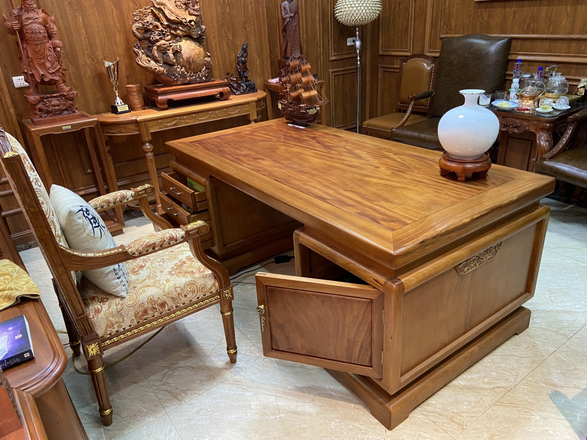 Ghế gỗ Giám đốc gỗ Gõ tự nhiên, thiết kế tân cổ điển, chân tĩnh, chạm hoa lá Tây, đệm bọc da, phù hợp phòng làm việc Giám đốc, Chủ tịch