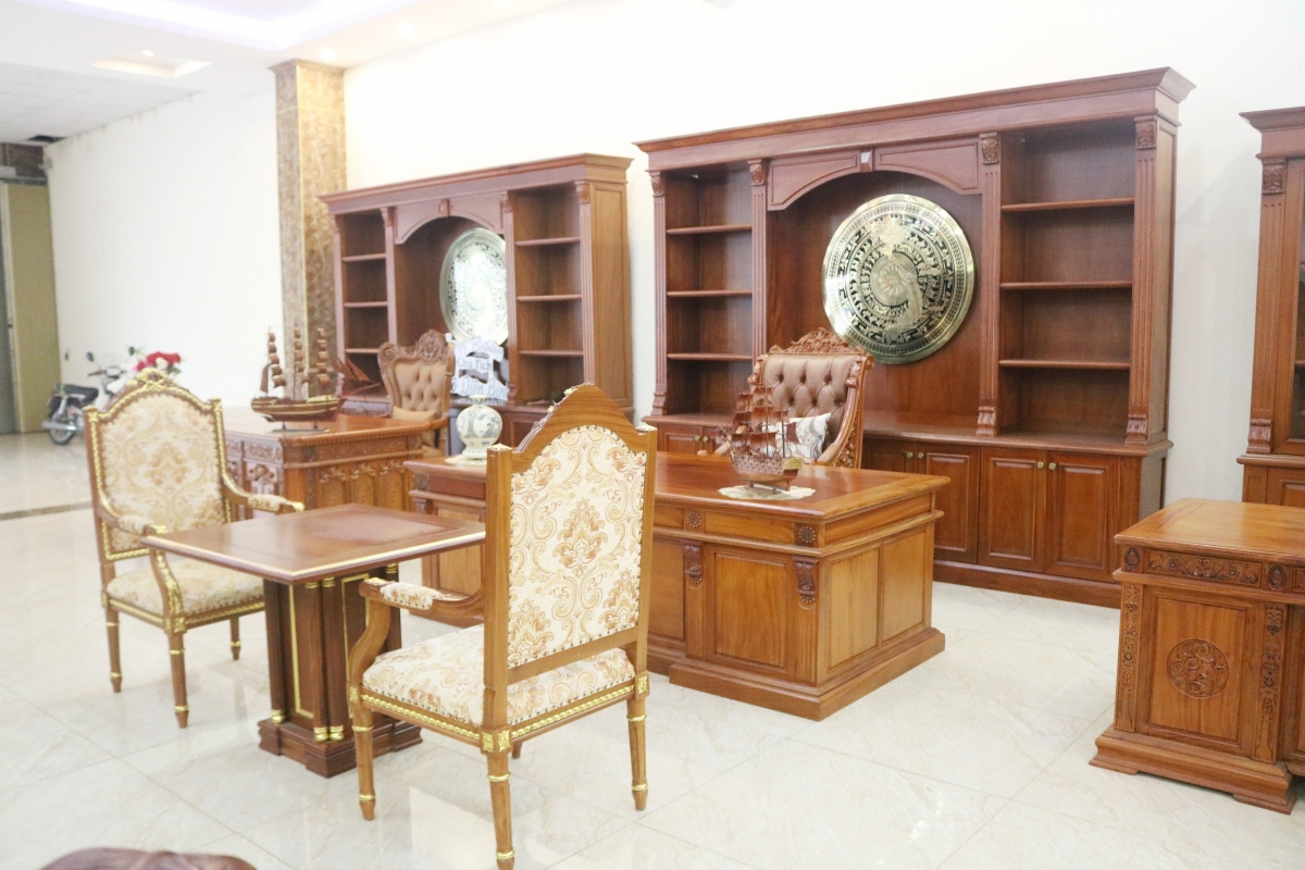 Ghế Lãnh Đạo Mạ Vàng 24K Gỗ Gõ Đỏ Cao Cấp | Gomynghe Ghế Putin mạ vàng 24K trên nền gỗ gõ đỏ, sơn PU cao cấp, thiết kế bề thế dành cho phòng làm việc lãnh đạo.