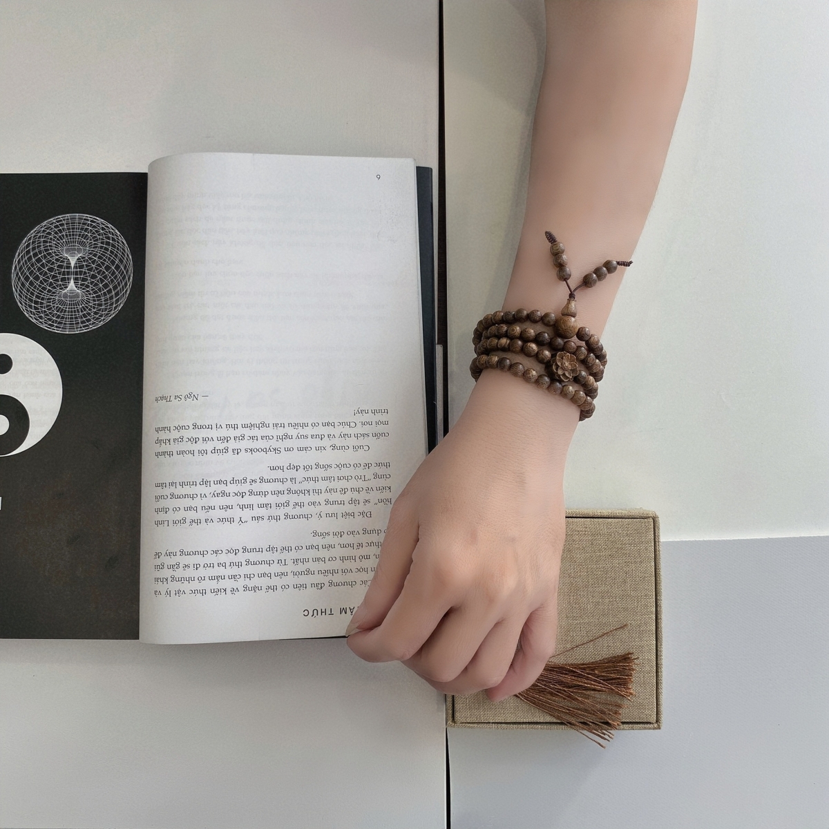 Vòng trầm hương phong thủy đeo tay đẹp