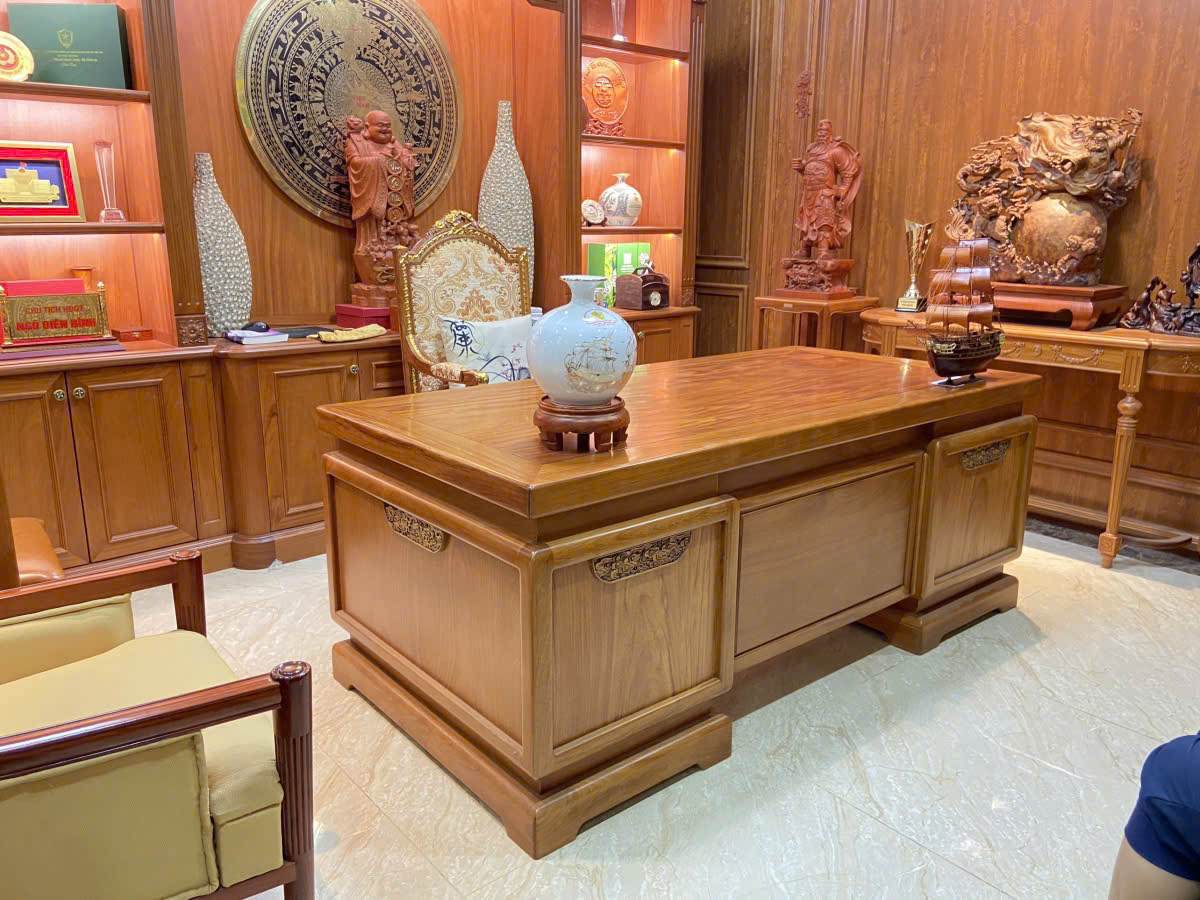 Mô hình thuyền buồm phong thủy gỗ bách xanh kích thước 40x45x10cm, thiết kế cổ điển với thân tàu nhiều tầng, cánh buồm và hệ thống dây chằng chi tiết, phù hợp trang trí bàn làm việc, ô tủ, kệ sách và phòng khách.