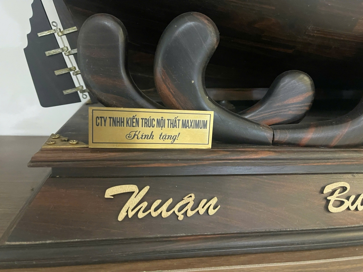 Biển tên khắc ghi lời chúc gắn lên thuyền 