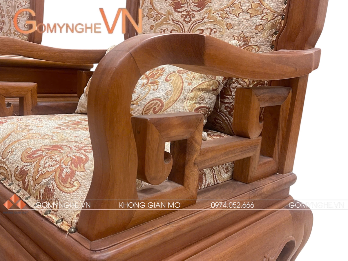 Chi tiết chất liệu gỗ gõ đỏ tự nhiên của ghế khách