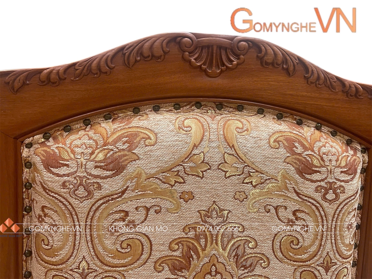Lưng ghế bằng gỗ gõ đỏ chạm hoạ tiết