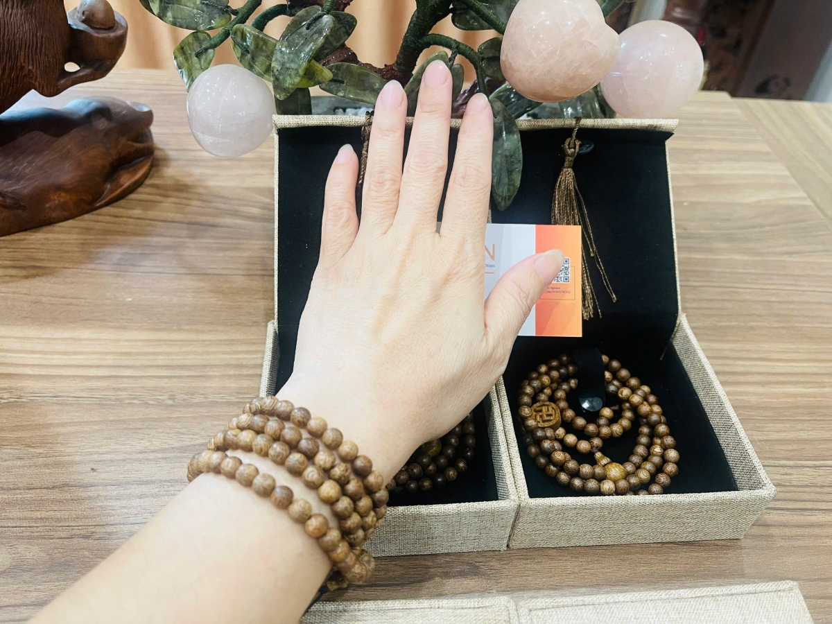 Vòng gỗ trầm hương Quảng Nam - đeo tay phong thủy 108 hạt mang bình an may mắn